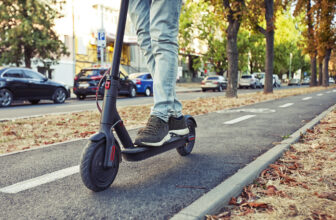 Verkehrsregeln für E-Scooter: Was Sie im Straßenverkehr beachten müssen