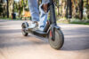 Große Räder am E-Scooter: Was sie auf Pflaster und Schotter wirklich bringen