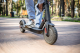 Große Räder am E-Scooter: Was sie auf Pflaster und Schotter wirklich bringen
